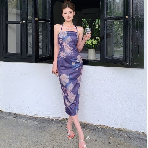 Real shot of a new Chinese retro halter neck suspender pearl dress for women, with a waist-cinching, elegant and sophisticated look, purple with a back slit.