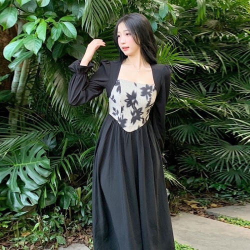 Plus-size women's French Hepburn style black square neck dress, autumn high-end patchwork waist slimming dress