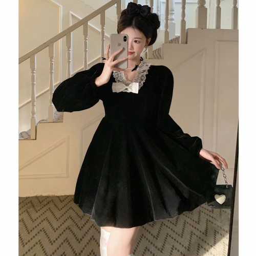 Plus-size autumn/winter French Hepburn-inspired elegant little black dress for petite women; princess dress for a slimming effect.