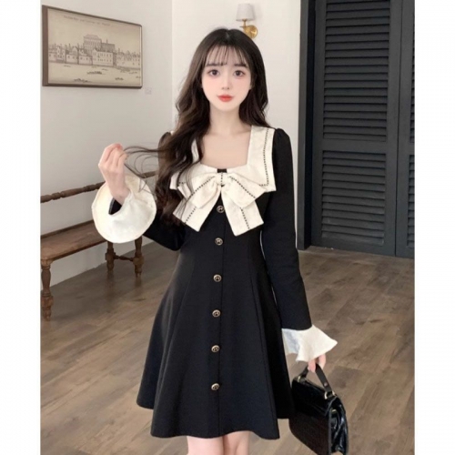 Plus-size French-style square neckline dress for women, autumn style, slimming design, color-blocked flared sleeves, little black dress Plus-size French-style square neckline dress for women, autumn style, slimming design, color-blocked flared sleeves, little black dress