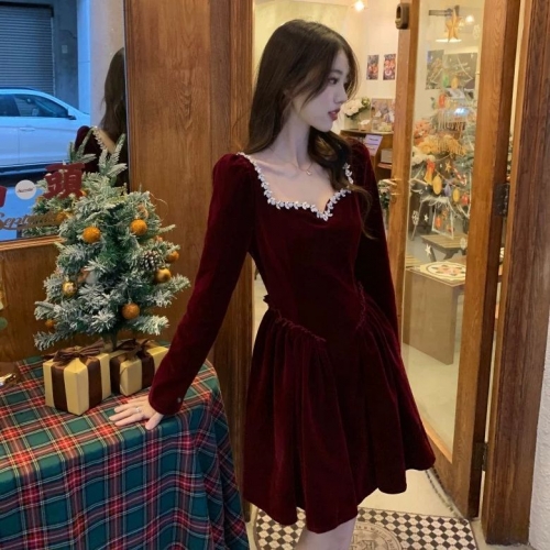 Early autumn new plus-size women's dress, elegant French style, slimming and sophisticated, conceals tummy, square neck velvet dress.