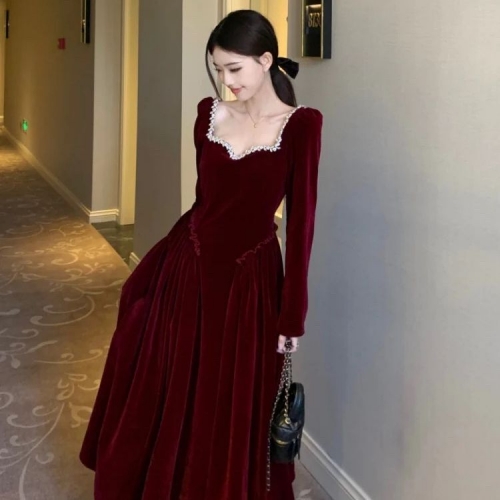 Plus-size French retro velvet dress for women, autumn and winter, slimming design, elegant and sophisticated.