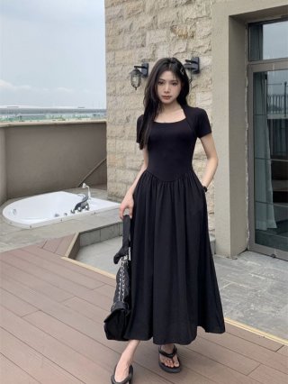 Unique design square neckline Hepburn style black short-sleeved dress, new summer style, slimming long skirt.