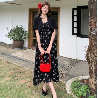 Real shot of plus-size floral print sundress, a flattering and slimming two-piece summer dress for plus-size women. Real shot of plus-size floral print sundress, a flattering and slimming two-piece summer dress for plus-size women.