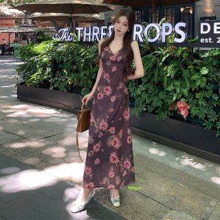 Real photos of a French-style rose floral V-neck dress for women, a new summer style for 2025, elegant and slimming.