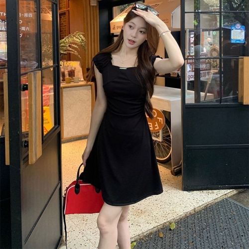 Real shot of a black, slim-fitting, square-neck dress for women, new summer style, French Hepburn-inspired A-line skirt.