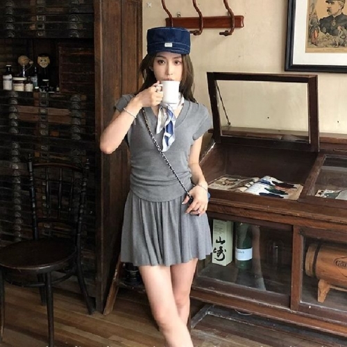2025 New Summer Korean Style Pure and Alluring V-Neck Slim Fit Short Sleeve T-Shirt Women's Summer Casual Skirt Student
