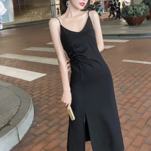 Sexy V-neck spaghetti strap dress, long style, 2025 autumn/winter new style, slimming and elegant base dress, perfect for layering.