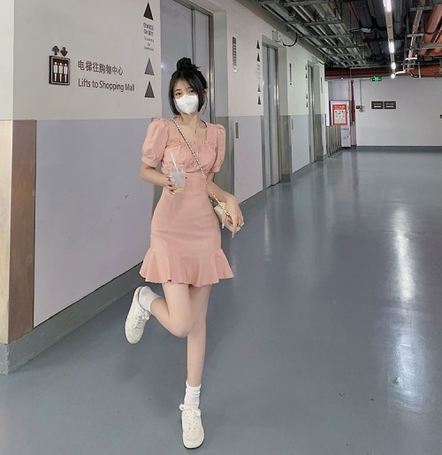 Sweet and spicy girl puff sleeve pink dress for women, summer 2025 new style, French first love, petite and elegant short dress Sweet and spicy girl puff sleeve pink dress for women, summer 2025 new style, French first love, petite and elegant short dress