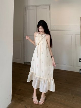 French-style elegant halter neck dress, new summer style, retro loose floral print, mid-length skirt.