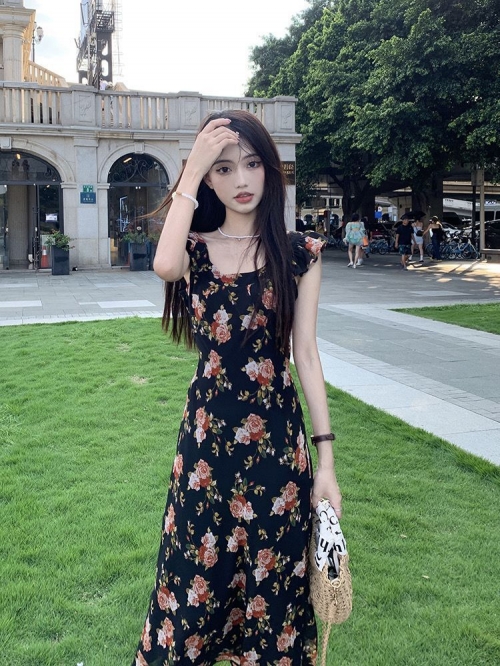 French retro floral print dress for women, new summer 2025 style, flutter sleeve design, slimming A-line silhouette. French retro floral print dress for women, new summer 2025 style, flutter sleeve design, slimming A-line silhouette.