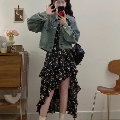 Plus-size French-style irregular floral print dress for women, a unique and beautiful spring slip dress that flatters chubby women and conceals the tummy. Plus-size French-style irregular floral print dress for women, a unique and beautiful spring slip dress that flatters chubby women and conceals the tummy.