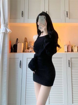 Black sexy hot girl knitted dress, autumn style, two-piece, tight-fitting, petite, innocent and alluring, hip-hugging short skirt.
