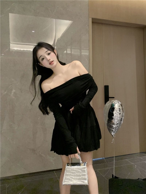 Pure and alluring French-style off-the-shoulder little black dress, spring style, elegant and fashionable, waist-cinching, slimming long-sleeved dress for women. Pure and alluring French-style off-the-shoulder little black dress, spring style, elegant and fashionable, waist-cinching, slimming long-sleeved dress for women.