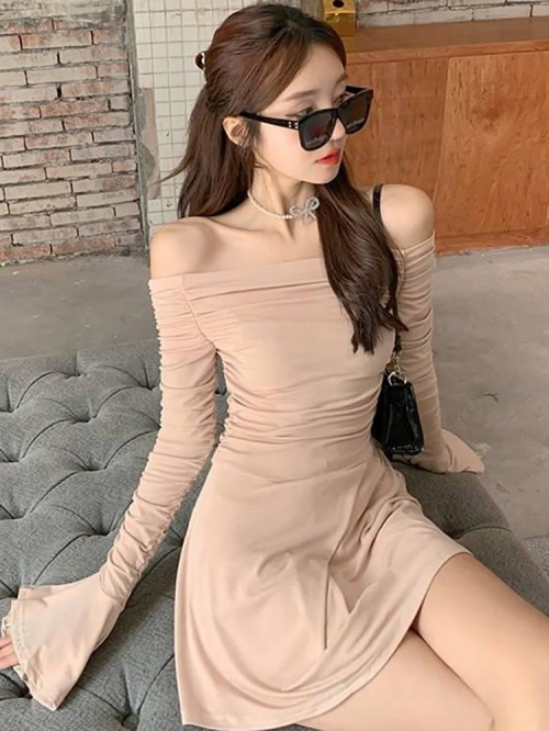 Nude-colored sexy and alluring dress for women, autumn 2025 new style, bell sleeves, waist-cinching, slimming, off-shoulder design. Nude-colored sexy and alluring dress for women, autumn 2025 new style, bell sleeves, waist-cinching, slimming, off-shoulder design.