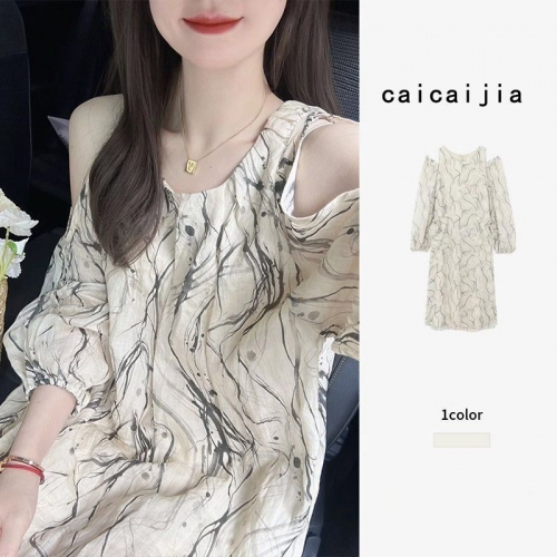 New Chinese ink wash style off-shoulder long-sleeved dress for petite women, exuding elegance and a relaxed fit, perfect for a tea break.