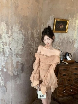 Pure and sexy style strapless dress for women, summer, pleated, slightly sheer, high-end, elegant, waist-cinching, slimming, long-sleeved short skirt