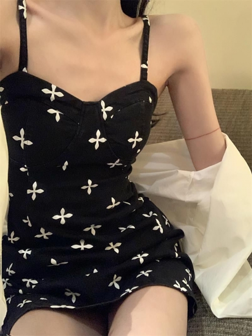 Women's summer sexy low-cut strappy A-line mini dress with bow print, perfect for summer and the beach. Women's summer sexy low-cut strappy A-line mini dress with bow print, perfect for summer and the beach.