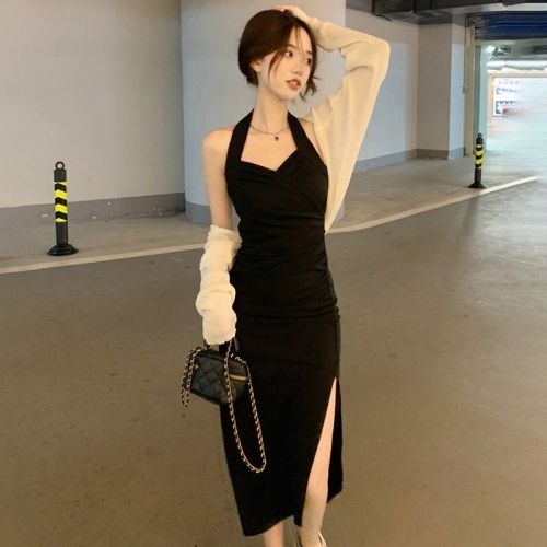 Pure and sexy halter-neck suspender dress, women's summer style, French high-end temperament, long waist-cinching slit bodycon skirt. Pure and sexy halter-neck suspender dress, women's summer style, French high-end temperament, long waist-cinching slit bodycon skirt.