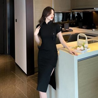 Chinese retro-style cheongsam with frog buttons, elegant and goddess-like dress, sexy summer dress with a slit and waist-cinching design. Chinese retro-style cheongsam with frog buttons, elegant and goddess-like dress, sexy summer dress with a slit and waist-cinching design.