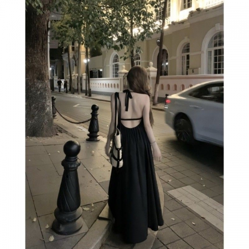 Sexy backless halter neck suspender dress for women, summer 2025 new style, elegant, slimming, long.