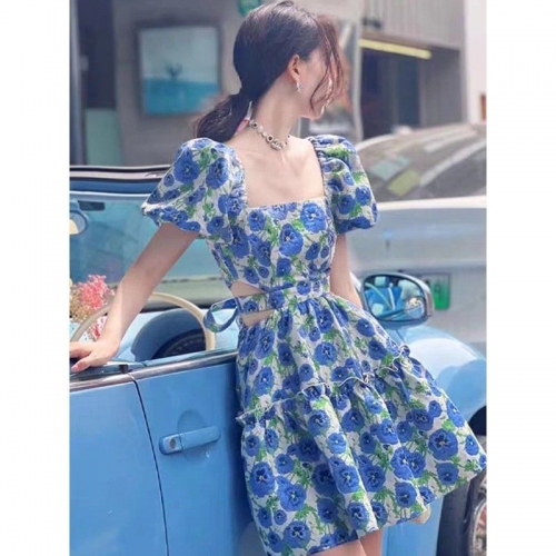 Square neck floral dress for women, summer 2024 new style, petite and sophisticated, perfect for a tea break or French beach look.