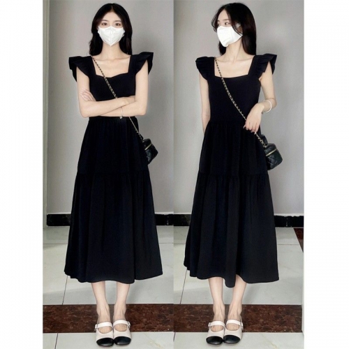 French-style A-line dress with flutter sleeves, perfect for petite women, slimming and elegant with a Hepburn-inspired square neckline. French-style A-line dress with flutter sleeves, perfect for petite women, slimming and elegant with a Hepburn-inspired square neckline.