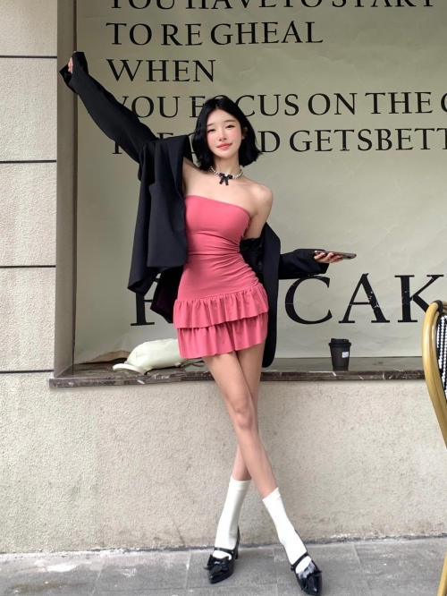 Unique and sexy strapless dress for women, summer 2025 new style, slimming and flattering, with a chic, cake-like design. Unique and sexy strapless dress for women, summer 2025 new style, slimming and flattering, with a chic, cake-like design.