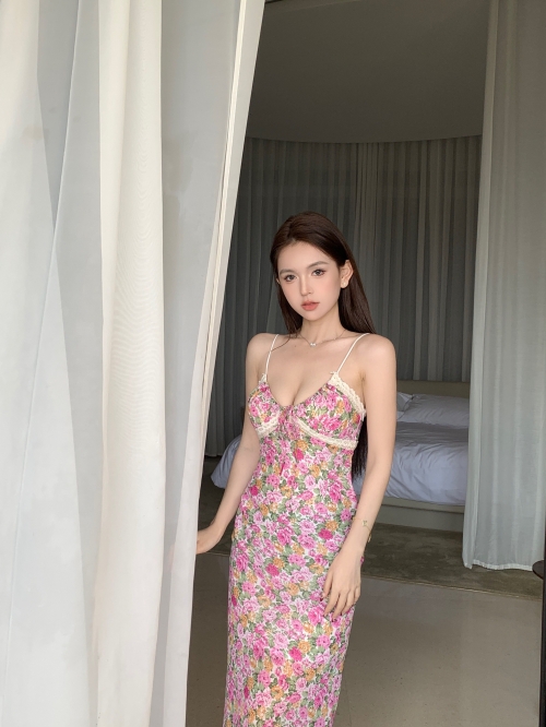 Pure and alluring lace-trimmed floral print sundress for women, perfect for summer vacations, beach, and hot girls, high-waisted bodycon skirt. Pure and alluring lace-trimmed floral print sundress for women, perfect for summer vacations, beach, and hot girls, high-waisted bodycon skirt.
