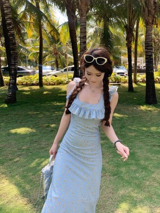 French-style romantic and gentle blue floral print dress with flutter sleeves, a new summer style for women in 2024, perfect for beach vacations.