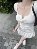 Sweet and alluring A-line mini skirt, sporty and youthful, perfect for summer.