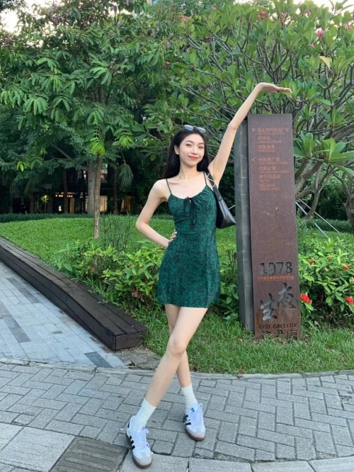 Dark green retro floral print dress for women, spring/summer, French style, high-waisted, slimming, sleeveless, spaghetti strap dress, sexy short skirt.