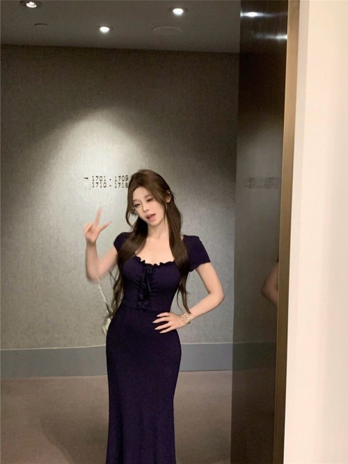 Navy blue square neck dress, 2024 summer style, sexy, slim waist, alluring, mom-style, bodycon, mermaid length. Navy blue square neck dress, 2024 summer style, sexy, slim waist, alluring, mom-style, bodycon, mermaid length.