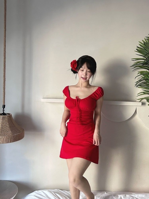 Pure and sexy red off-shoulder short-sleeved dress for women, summer vacation style, slim fit, waist-cinching, hip-hugging skirt, tie-waist short skirt