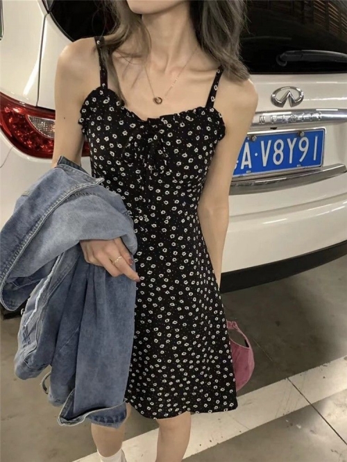 French-style niche fitted tea dress, sexy knotted beach vacation dress with floral print and suspenders.