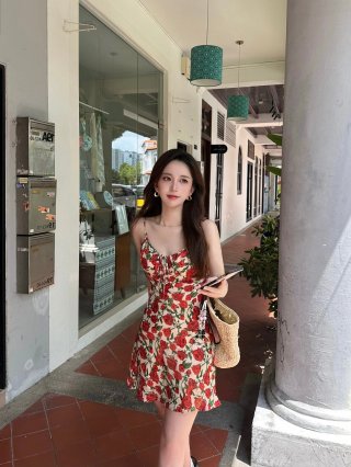 French retro rose print sundress for women, perfect for petite women, perfect for summer, exuding a beautiful, gentle, sexy, and slimming style. French retro rose print sundress for women, perfect for petite women, perfect for summer, exuding a beautiful, gentle, sexy, and slimming style.