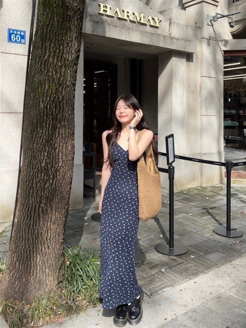 Tea break French style blue floral print sundress for women, summer 2024 new style, petite and elegant, waist-cinching.