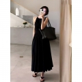 Black cropped vacation-style dress, 2025 new design, slimming waist, sleeveless halter neck long dress for women.