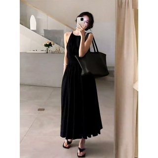 Black cropped vacation-style dress, 2025 new design, slimming waist, sleeveless halter neck long dress for women. Black cropped vacation-style dress, 2025 new design, slimming waist, sleeveless halter neck long dress for women.
