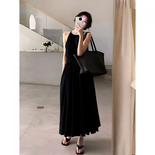 Black cropped vacation-style dress, 2025 new design, slimming waist, sleeveless halter neck long dress for women.