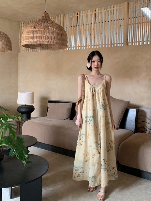 A gentle, vacation-style French retro floral print backless sundress for summer, perfect for women. A beautiful and elegant long dress.