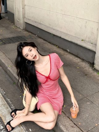 Red plaid V-neck short-sleeved dress, women's summer style, bow-tie sexy short skirt, figure-flattering A-line skirt. Red plaid V-neck short-sleeved dress, women's summer style, bow-tie sexy short skirt, figure-flattering A-line skirt.