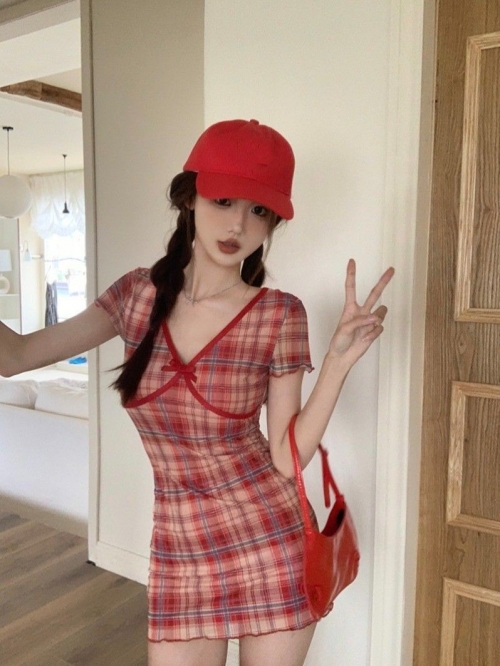Red plaid short-sleeved dress for women, summer sexy bodycon mini skirt, high-end look, flattering low-cut V-neck dress.