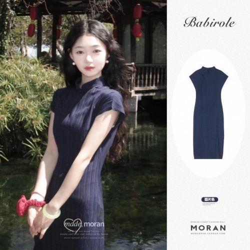 A modern Chinese-style, Republic-era-inspired cheongsam dress, elegant and flattering with a flattering waistline, perfect for summer. A long, flowing skirt with a gentle, feminine silhouette.