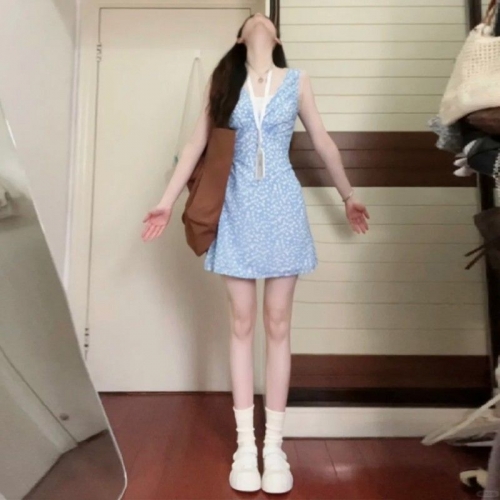 Korean style blue floral V-neck vest dress for women, summer slim fit, vacation style, sleeveless, waist-cinching short skirt