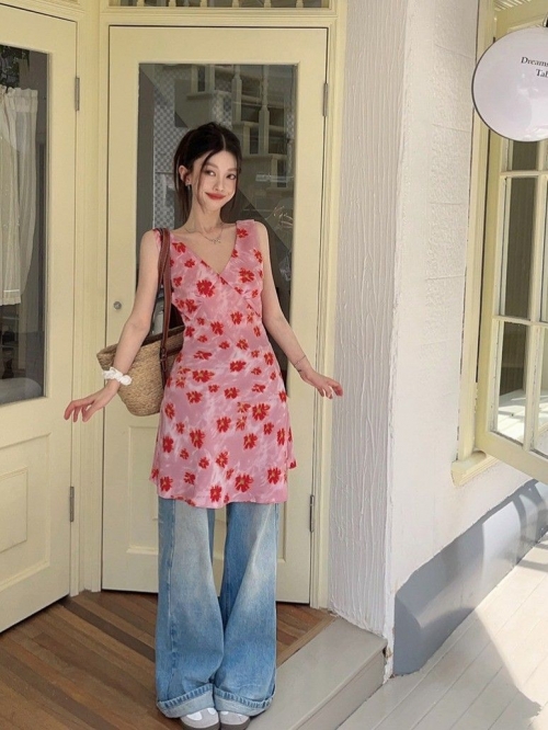 French-style resort-inspired V-neck floral sleeveless vest dress, new summer style, slim fit, chic and versatile short skirt