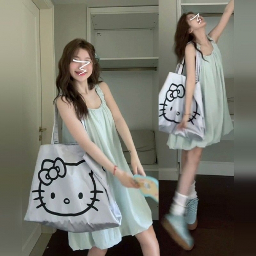 Petite women's elegant U-neck suspender dress, new summer style, French fashion tulip skirt, sweet and spicy short skirt. Petite women's elegant U-neck suspender dress, new summer style, French fashion tulip skirt, sweet and spicy short skirt.