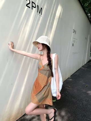 Retro-style vacation-inspired slip dress for women, new arrival, irregular repeating color-blocked print, bias cut, slimming dress.