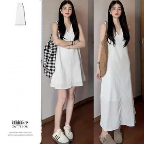 French-style white sleeveless tank dress for women, new summer 2025 style, high-end beachwear.