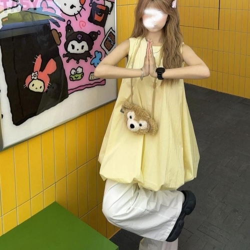 French-style sweet solid color pleated sleeveless vest dress for women, summer 2025, loose fit, slimming, tulip shape.